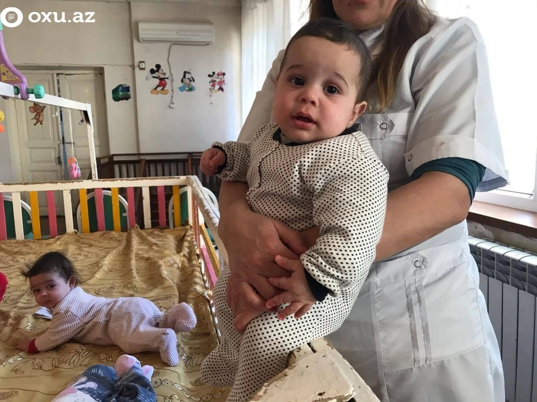 Xarabalığı xatırladan bina, köhnə qapılar, rütubətli otaqlar – Gəncədəki qalmaqallı uşaq evindən FOTOREPORTAJ